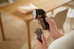 Philips - Ontpiller - Pluizenverwijderaar - Ontpluizer - Pluizendief - Draadloos - Elektrisch - Op Batterijen - Zwart + Extra Borstelset 9 Philips - Ontpiller - Pluizenverwijderaar - Ontpluizer - Pluizendief - Draadloos - Elektrisch - Op Batterijen - Zwart + Extra Borstelset -Philips 1200x797 5