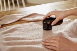 Philips - Ontpiller - Pluizenverwijderaar - Ontpluizer - Pluizendief - Draadloos - Elektrisch - Op Batterijen - Zwart + Extra Borstelset 12 Philips - Ontpiller - Pluizenverwijderaar - Ontpluizer - Pluizendief - Draadloos - Elektrisch - Op Batterijen - Zwart + Extra Borstelset -Philips 1200x797 8