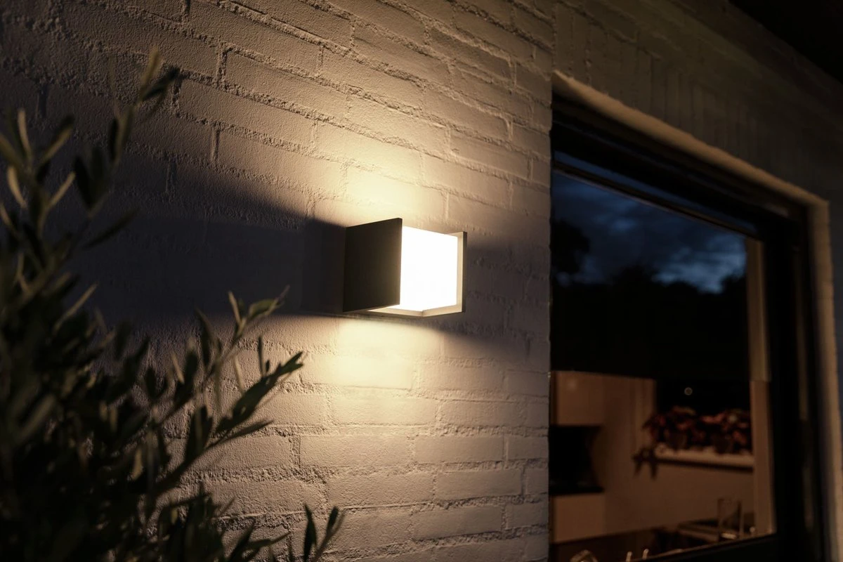 Philips Hue Fuzo Muurlamp - Warmwit Licht - Zwart - Smal - Open 13 Philips Hue Fuzo Muurlamp - Warmwit Licht - Zwart - Smal - Open - Afbeelding 13